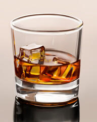 Copo de vidro meio cheio de uísque com gelo.
