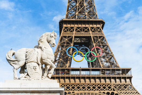 Paris 2024 : anneaux olympiques sur la Tour Eiffel
