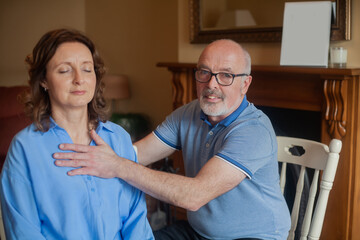 Obraz premium Bioenergy and relaxation treatment for elderly woman at home