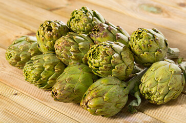 Obraz premium Fresh ripe artichokes on wooden background