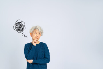 がっかりした表情のシニア女性