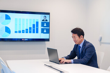 会議室でリモート会議をするビジネスマン