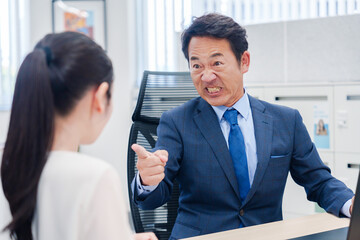 上司からパワハラを受ける社員