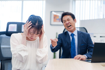 上司からパワハラを受ける社員