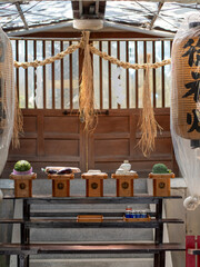 供物が置かれた神社の祭壇