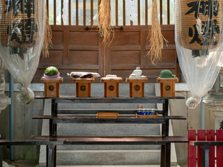 供物が置かれた神社の祭壇