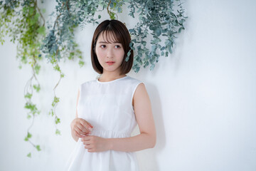 白いトップスを着た女性