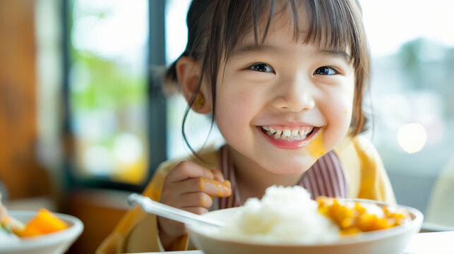 カレーライスを美味しそうに食べる子どものポートレート