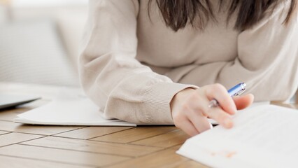 Naklejka premium 自宅で資格の勉強をする女性