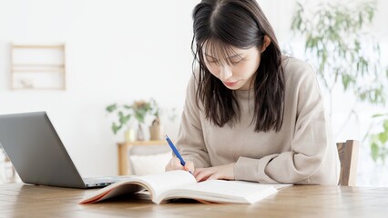 自宅で資格の勉強をする女性