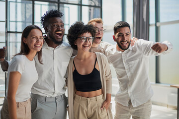 Obraz premium Smiling professional business leaders and employees group team portrait