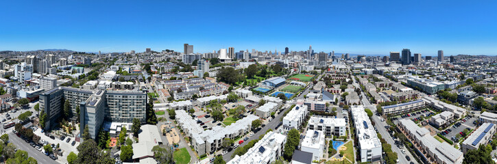 Fototapeta premium Expansive drone view capturing San Francisco’s skyline and neighborhoods.