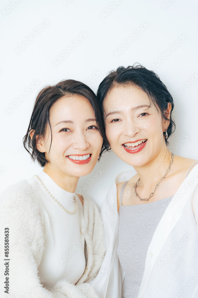 Aufkleber 笑顔の二人のミドル女性　美容　スキンケア　ファッション