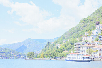 湖畔から望む、イタリアのコモ湖の湖畔の街並み