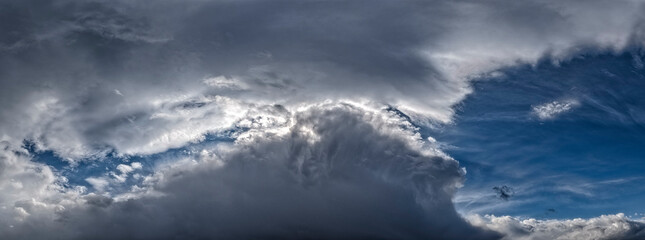 Eine Unwetterfront mit Starkregen rückt an und verdrängt die ursprünglich aufgelockerte Bewölkung mit blauem Himmel