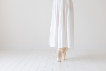 ballerina in white studio dancing sous-sus en pointe in white dress