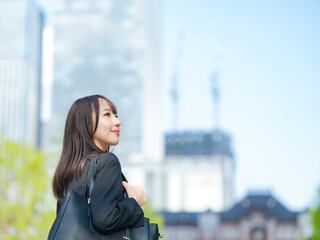 都市を歩くキャリアウーマン