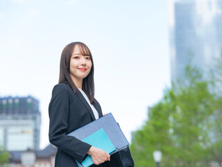 街の中心に立つ女性ビジネスパーソン