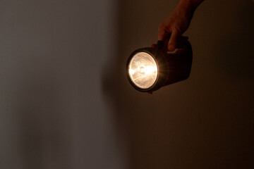 暗い部屋の中で光る懐中電灯