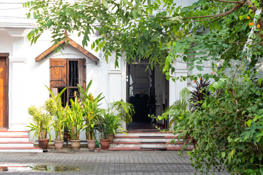 Fort Kochi is known for its Dutch, Portuguese, and British colonial architecture, and elaborate bamboo fishing nets at Fort Kochi Beach. St. Francis Church was the original burial site of explorer Vas
