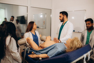 Obraz premium Gynaecologists learn to deliver babies on a mannequin