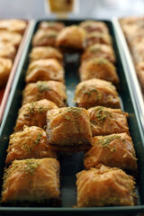 dulces y pasteles árabes de hojaldre y miel polvoreados con frutos secos de pistacho