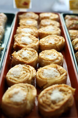 pasteles y dulces árabes de hojaldre, miel y ralladora de coco