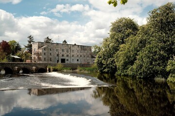 Obraz premium Scenic view of the sun shinning on the weir in Cahir, County Tipperary, Ireland