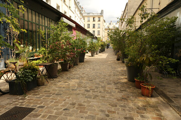 Fototapeta premium Ateliers Parisiens dans une cour intérieure