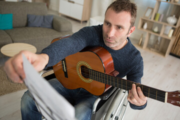 Obraz premium a focused musician playing guitar