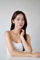 自然光で撮影をした若い女性の美容イメージ