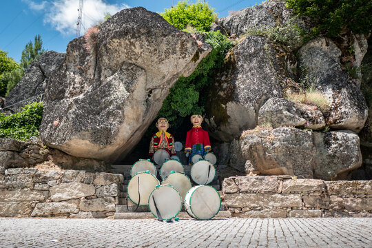 Alguns bonecos e tambores preparados para animar a festa