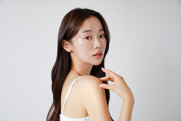 自然光で撮影をした若い女性の美容イメージ