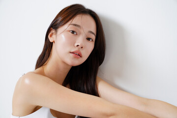 自然光で撮影をした若い女性の美容イメージ