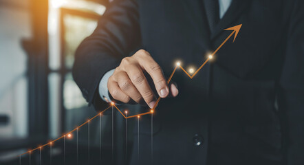 Uomo d'affari che prende con la mano la linea del grafico di crescita con la freccia che punta verso l'alto crescente, vincente, immagine di business