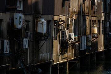 川沿いの店たちの壁20240614