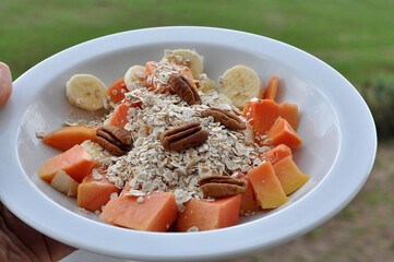 prato com banana, aveia e mamão, alimentação natural e saudavel 
