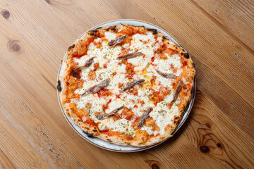 pizza, napoli, rossa, alici, marinara, italia, tradizione, mozzarella, tavolo, grezzo, legno, vecchio, rovinato, marrone, prospettiva, in, pianta, frontale, tonda, alimento, italiano, pomodori, cena, 