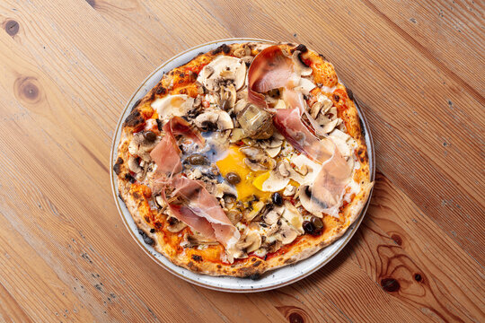 pizza, capricciosa, rossa, italia, tradizione, mozzarella, tavolo, grezzo, legno, vecchio, rovinato, marrone, uovo, crudo, prosciutto, carciofi, olive, sodo, funghi, quattro, stagioni, prospettiva, in