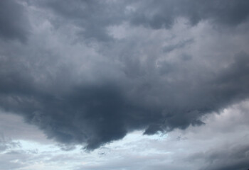 Düstere Wolken am Himmel