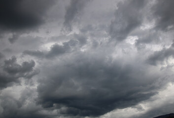 Dunkler Himmel vor dem Sturm