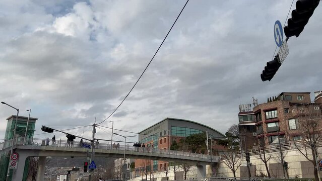 韓国・梨泰院の南山タワーが見える陸橋
