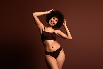 Obraz premium Photo of confident cheerful lady underwear lingerie accepting imperfections empty space isolated brown color background
