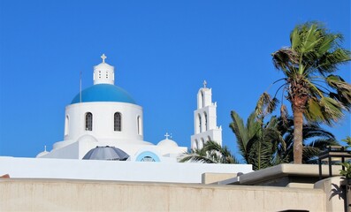 Obraz premium Oia, Santorini Greece church and palm tree