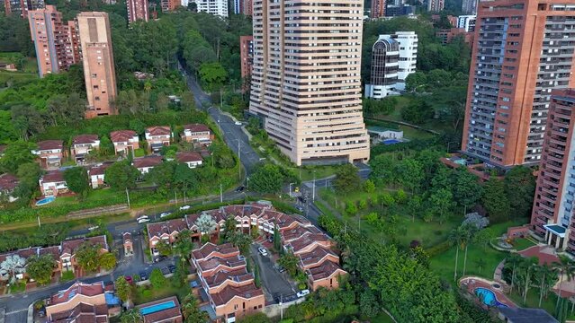 V&iacute;deo a&eacute;reo hyperlapse realizado con drone en la ciudad de Medell&iacute;n. 