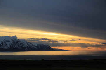 Landschaftsbild auf Island, dramatischer Sonnenuntergang
