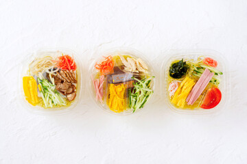 Chilled noodles in a take-out container. Convenience stores, supermarkets, etc.　持ち帰り用の容器に入った冷やし麺。コンビニエンスストア、スーパーマーケットなど