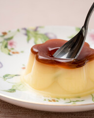 スプーンの刺さったプリン