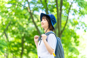 笑顔でトレッキングを楽しむ若い女性