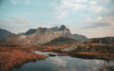 Herbst im hohen Norwegen See und Berg Panorama